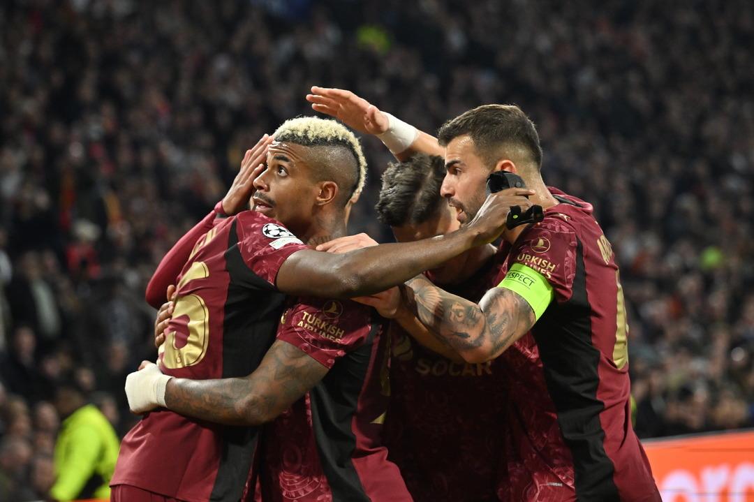 Galatasaray forması ile Ajax'a karşı hat-trick yapmıştı! Spor yazarları Osimhen'i yere g&ouml;ğe sığdıramadı... &Ouml;yle bir benzetme yaptılar ki 