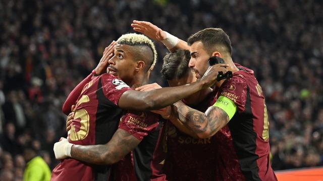 Galatasaray forması ile Ajax'a karşı hat-trick yapmıştı! Spor yazarları Osimhen'i yere göğe sığdıramadı... Öyle bir benzetme yaptılar ki 