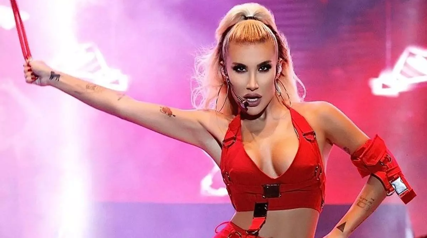 İrem Derici Galatasaray-Ajax maçına gitti başına gelmeyen kalmadı! Taraftarla arbede yaşadı, polisler peşine takıldı