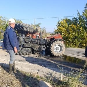 Otomobille çarpışan traktör ikiye bölündü