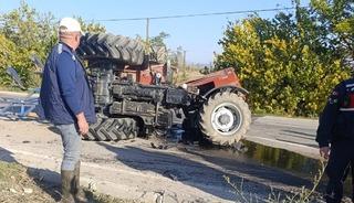 Otomobille çarpışan traktör ikiye bölündü