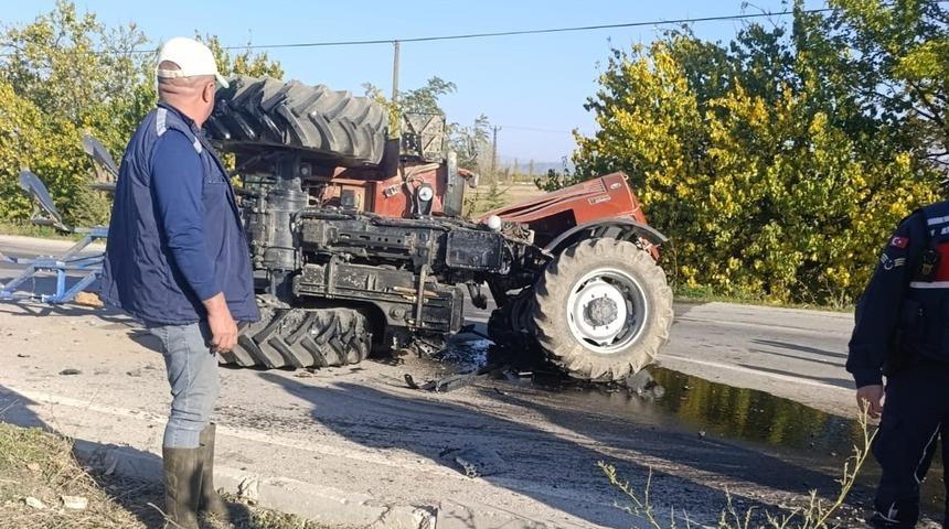 Otomobille &ccedil;arpışan trakt&ouml;r ikiye b&ouml;l&uuml;nd&uuml;