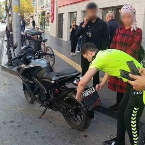Motosikletin plakasını kapattı, cezayı yedi