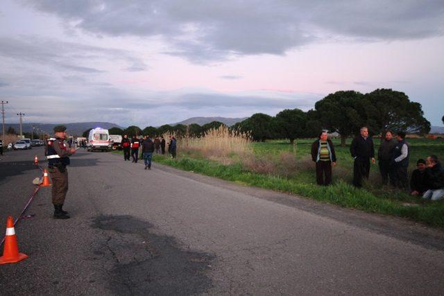 Yoldan çıkan otomobil kaldırımdaki yürüyüş yapan 2 kadını biçti