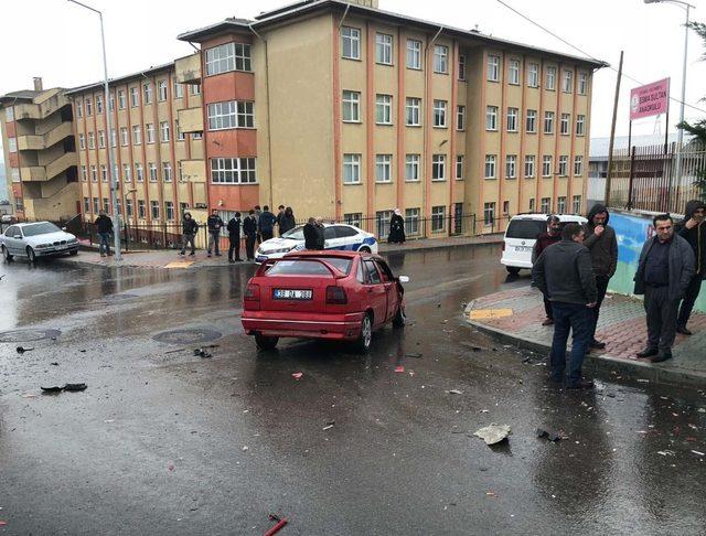 (Özel Haber) Sultanbeyli’de otomobilin çarptığı minibüs okul duvarına çarparak durabildi