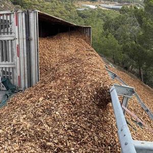 Tır devrildi, sürücü hafif yaralandı