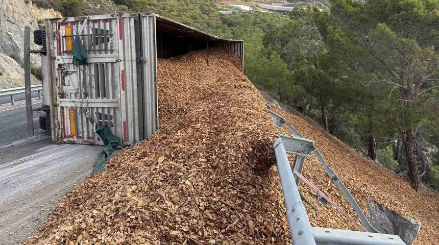 Tır devrildi, s&uuml;r&uuml;c&uuml; hafif yaralandı