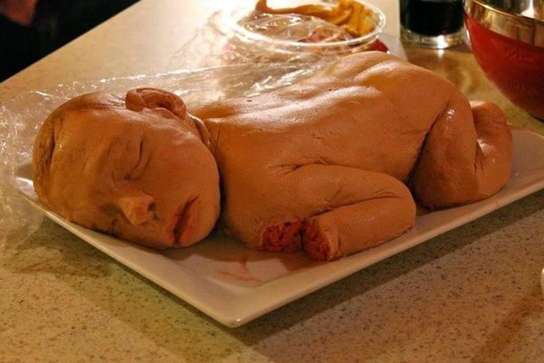 Midemiz kaldırmadı: Tasarım pasta yaparken sınırları epey zorlayan sanat&ccedil;ı