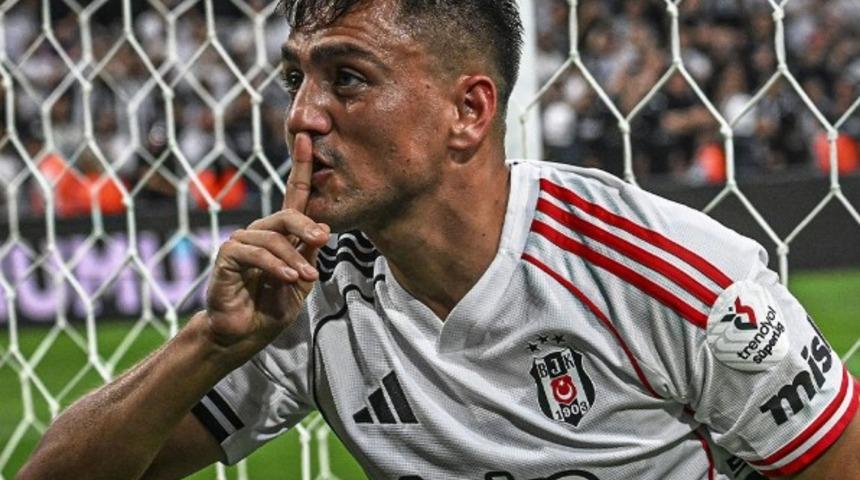 Beşiktaş'ın yıldızı Cengiz Ünder'den sevgilisi Bilge Yenigül'e evlilik teklifi! 8 milyon TL'lik tektaşı böyle gösterdi
