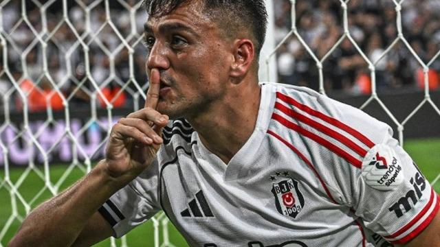 Beşiktaş'ın yıldızı Cengiz Ünder'den sevgilisi Bilge Yenigül'e evlilik teklifi! 8 milyon TL'lik tektaşı böyle gösterdi