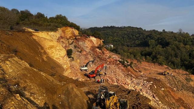 Ordu'da taş ocağı şantiyesinde göçük altında kalan işçiyi arama çalışmaları sürüyor