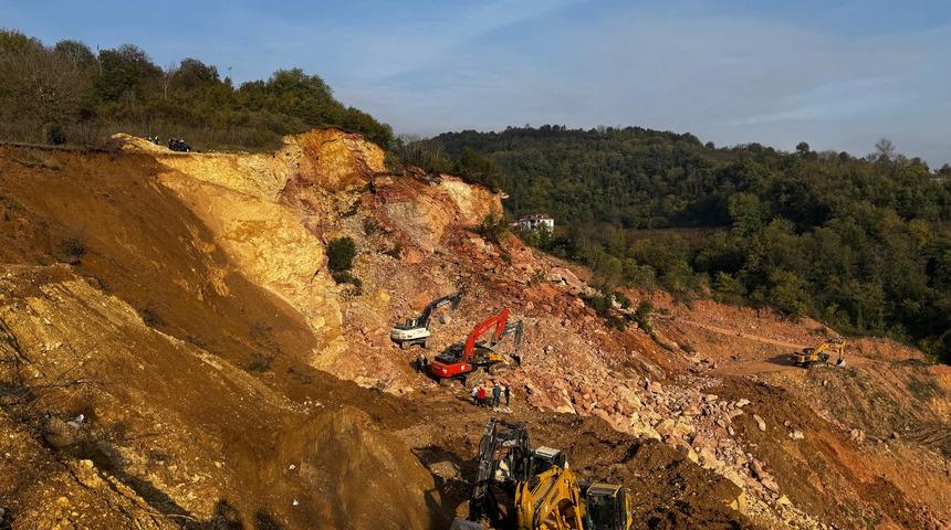 Ordu'da taş ocağı şantiyesinde göçük altında kalan işçiyi arama çalışmaları sürüyor