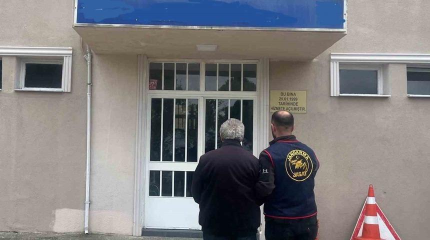 Manisa&rsquo;da 27 yıl hapisle aranan dolandırıcı sahte kimlikle yakalandı