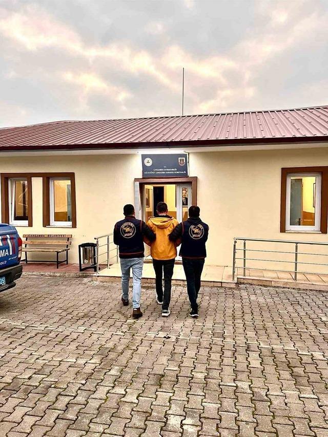 640xauto 15 yıl hapis cezasıyla aranan şahıs jandarmaya yakalandı