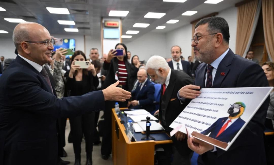 Bakan Mehmet Şimşek e papağanlı protesto! TBMM deki bütçe görüşmesine damga vurdu 1