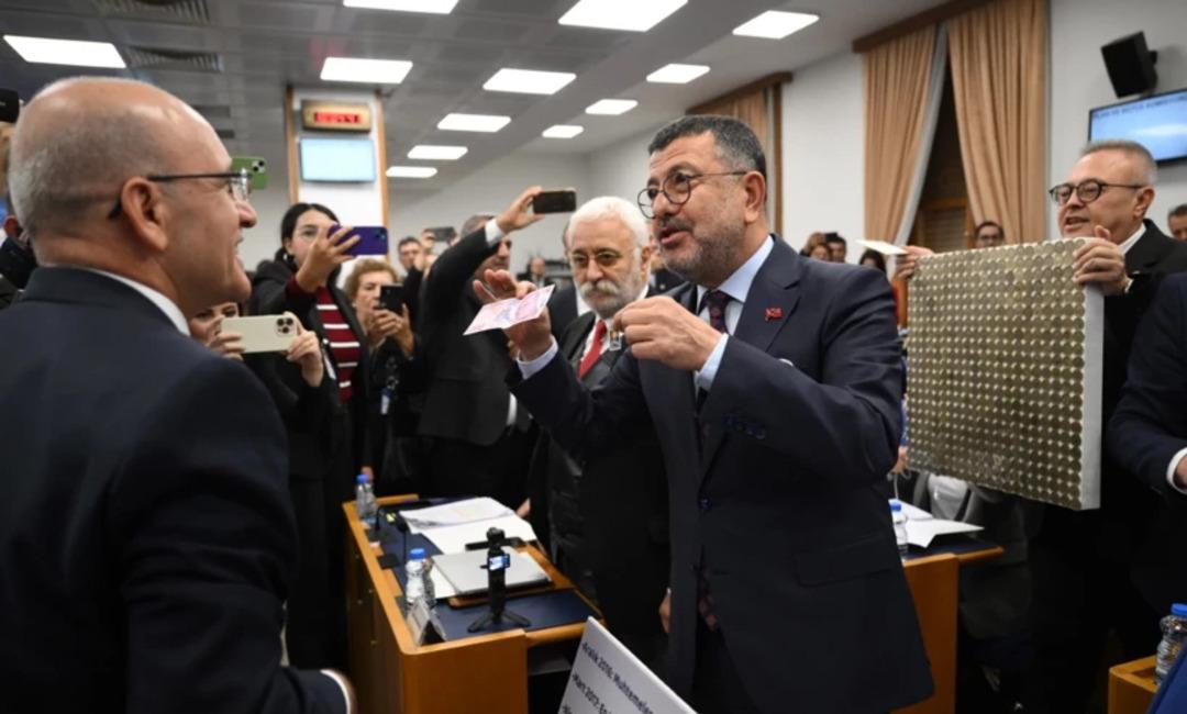 Bakan Mehmet Şimşek e papağanlı protesto! TBMM deki bütçe görüşmesine damga vurdu 2