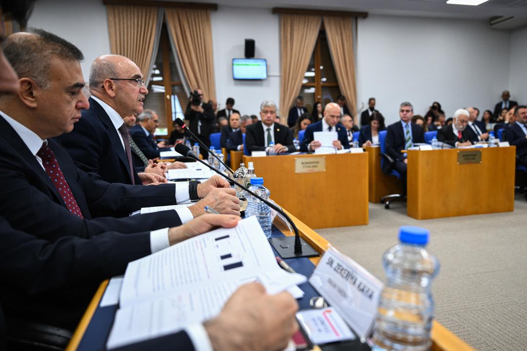Bakan Mehmet Şimşek e papağanlı protesto! TBMM deki bütçe görüşmesine damga vurdu 3