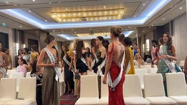 Kainat Güzellik Yarışması'nda şaşırtan anlar! Önce hakaret etti sonra salondan kovdu! Güzeller oteli tek tek terk etti