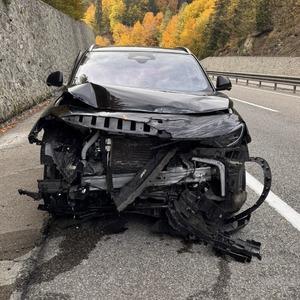 Bolu’da istinat duvarına çarpan araç, ağır hasar aldı
