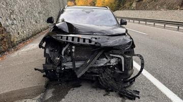 Bolu’da istinat duvarına çarpan araç, ağır hasar aldı