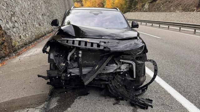 Bolu’da istinat duvarına çarpan araç, ağır hasar aldı