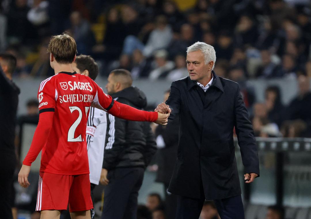 Fenerbahçe nin eski teknik direktörü Jose Mourinho Portekizlileri de çıldırttı! Yenilgiye öyle bir bahane buldu ki... 1