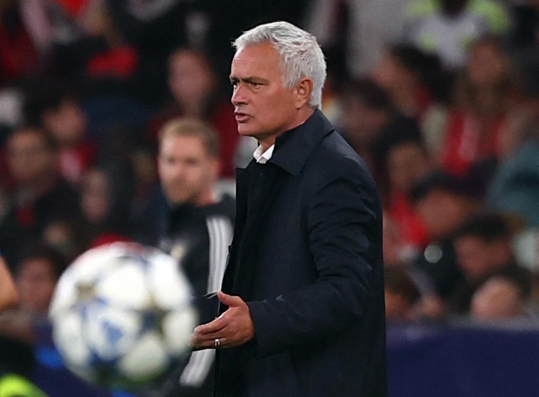 Fenerbahçe nin eski teknik direktörü Jose Mourinho Portekizlileri de çıldırttı! Yenilgiye öyle bir bahane buldu ki... 2