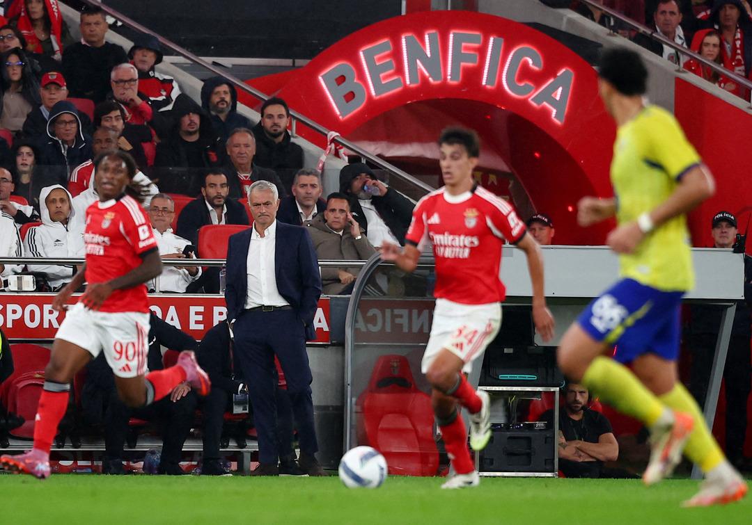 Fenerbahçe nin eski teknik direktörü Jose Mourinho Portekizlileri de çıldırttı! Yenilgiye öyle bir bahane buldu ki... 4