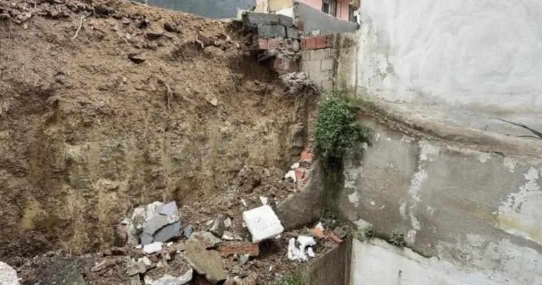 Arnavutköy’de korkunç manzara! İki bina arasındaki istinat duvar çöktü:  Sanki deprem oluyormuş gibiydi  1