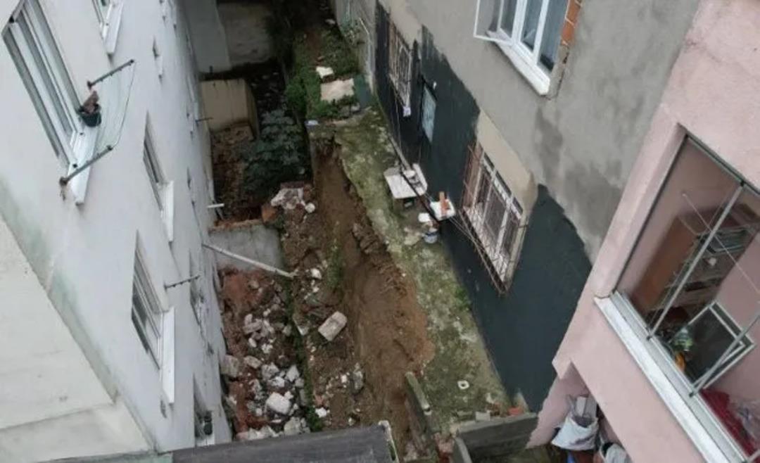 Arnavutköy’de korkunç manzara! İki bina arasındaki istinat duvar çöktü:  Sanki deprem oluyormuş gibiydi  2