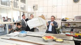 Hep 'gizemli hayırsever' yapardı! Bu kez belediye başkanı yaptı: Defteri satın alıp tüm borçları sildi...