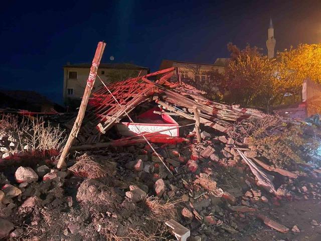 640xauto Çorum’da metruk bina çöktü