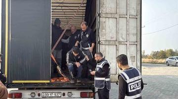 Tır dorsesine gizlenen 11 kaçak göçmen yakalandı