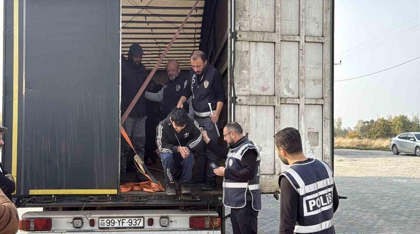 Tır dorsesine gizlenen 11 ka&ccedil;ak g&ouml;&ccedil;men yakalandı