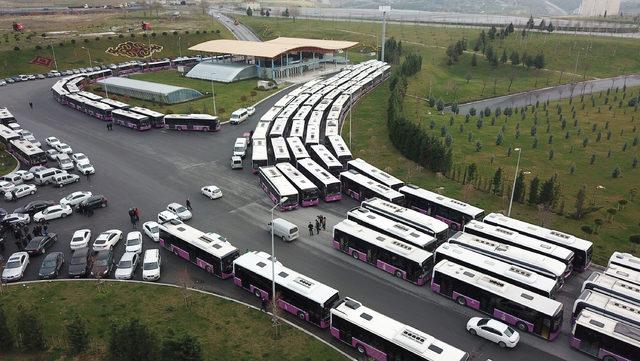 Halk otobüslerinin kontak kapatma eyleminin hava fotoğrafları