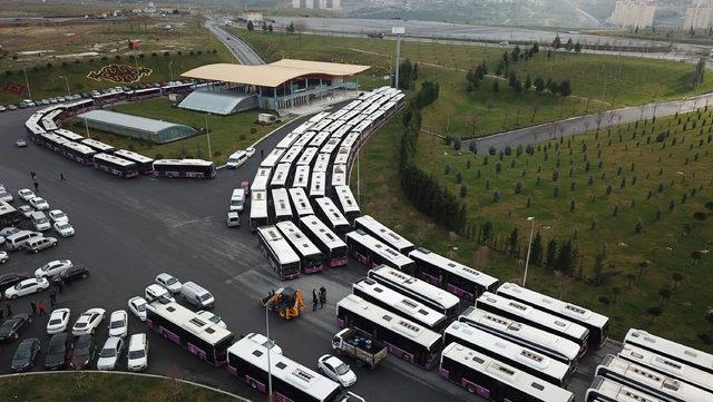 Halk otobüslerinin kontak kapatma eyleminin hava fotoğrafları