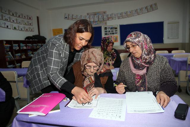 87 yaşındaki kadının okuma yazma azmi