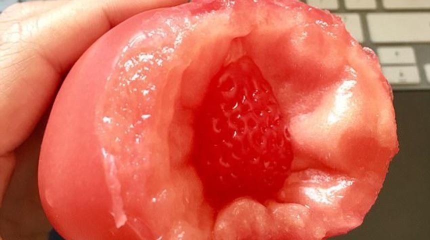 Neler yiyoruz b&ouml;yle! Aldığı domatesi ısırınca i&ccedil;inden &ccedil;ilek &ccedil;ıktı