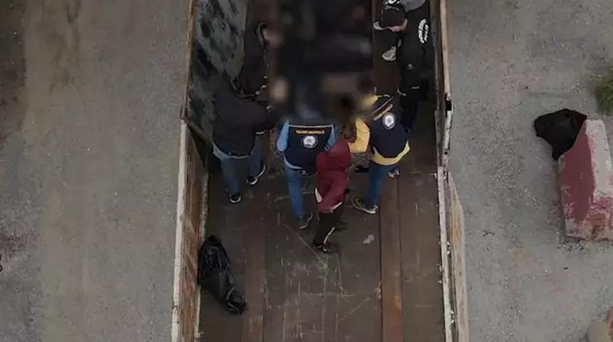 Bitlis’te TIR’ın gizli bölmesinden 20 kaçak göçmen çıktı