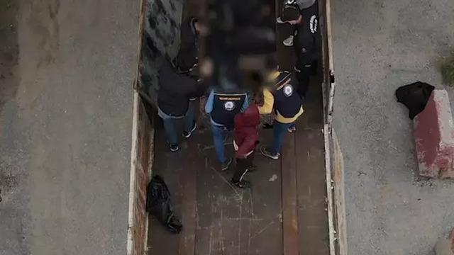 Bitlis’te TIR’ın gizli bölmesinden 20 kaçak göçmen çıktı