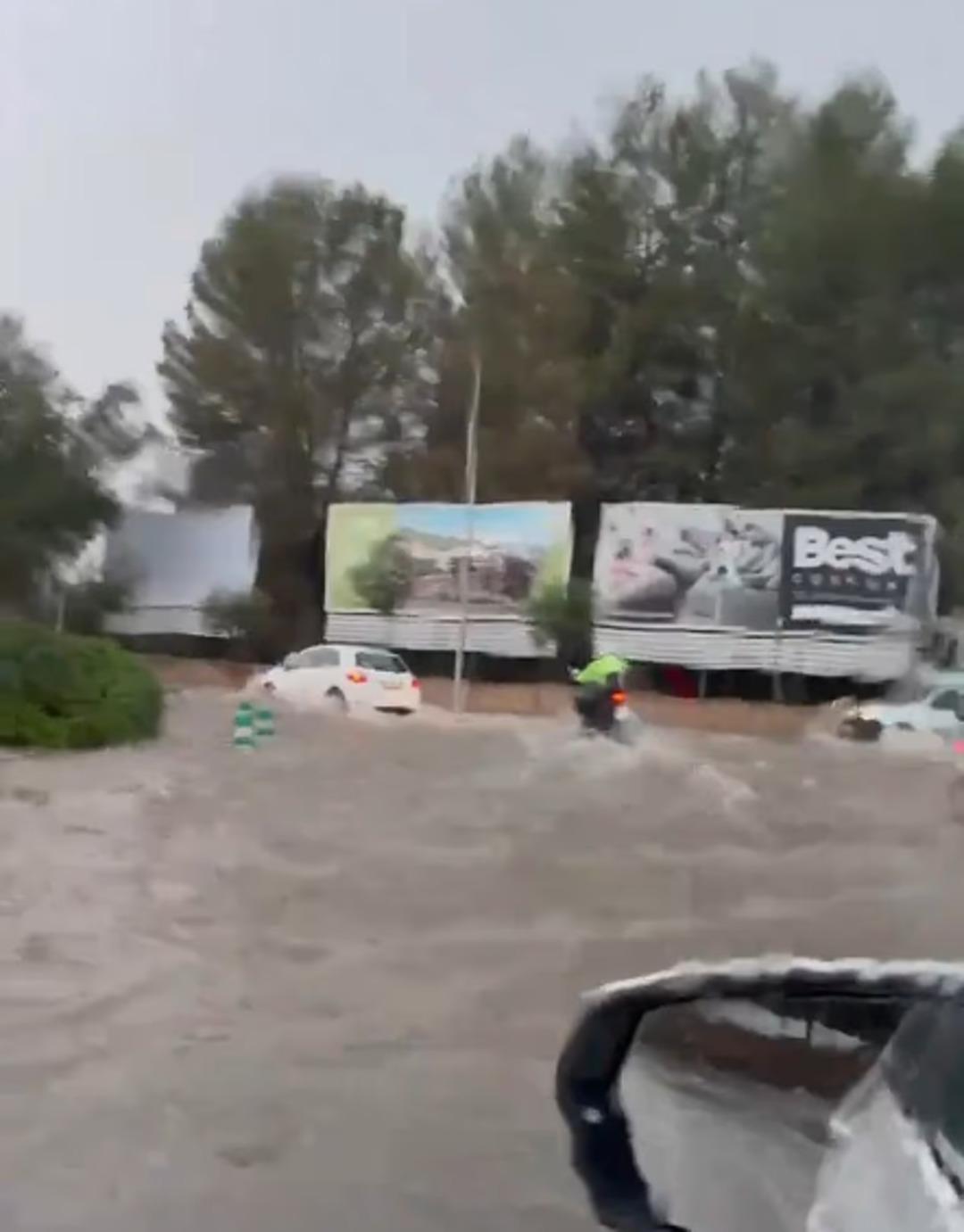 İspanya  Melissa  etkisi altında: “Aşırı dikkatli olun” çağrısı yapıldı! Binaları çökme tehlikesine karşı tahliye ettiler 4