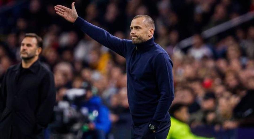 Şampiyonlar Ligi nde Galatasaray a evinde 3-0 mağlup olan Ajax, teknik direkt&ouml;r John Heitinga nın g&ouml;revine son verdi!  1