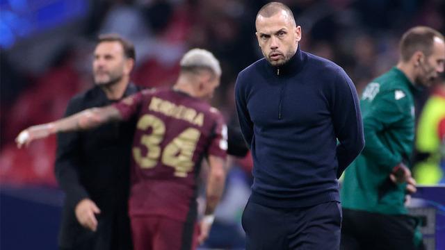 Şampiyonlar Ligi'nde Galatasaray'a evinde 3-0 mağlup olan Ajax, teknik direktör John Heitinga'nın görevine son verdi! 