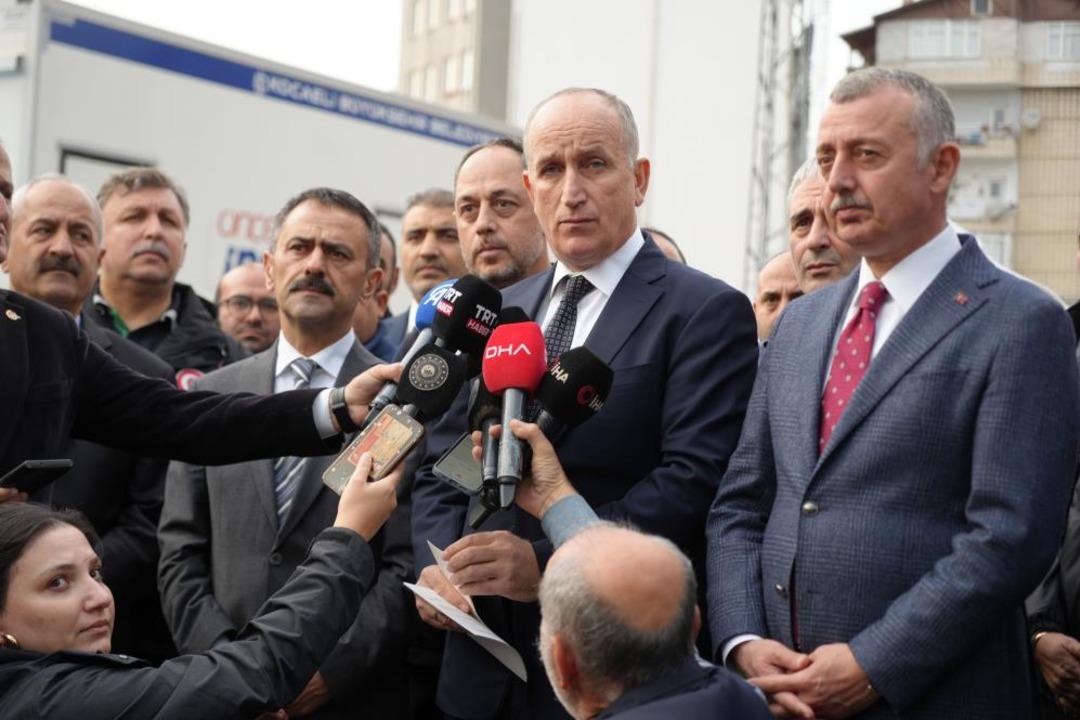 Bakan Yardımcısı Bulut: "Bu binanın zarar g&ouml;rmesinde zemin &ouml;nemli bir etken olmuş" 3