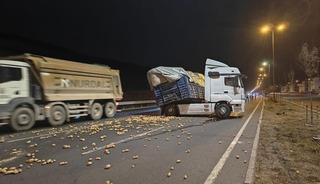 Rampa aşağı inen tır makasladı, patatesler yola saçıldı