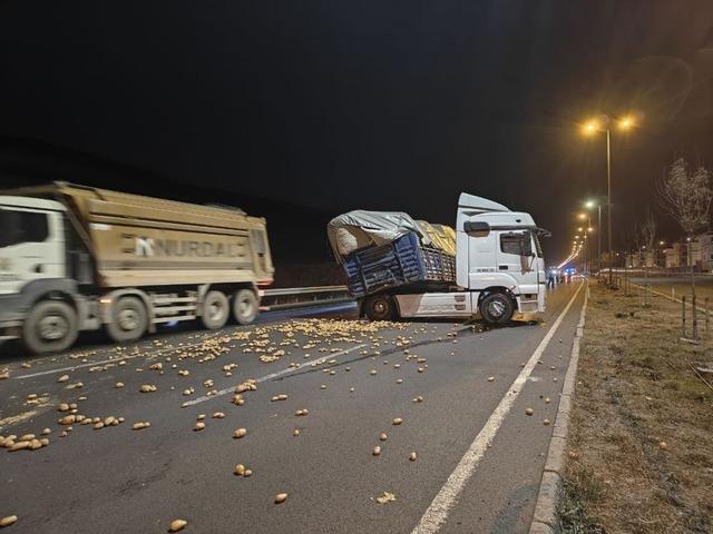 Rampa aşağı inen tır makasladı, onlarca kilo patates yola saçıldı