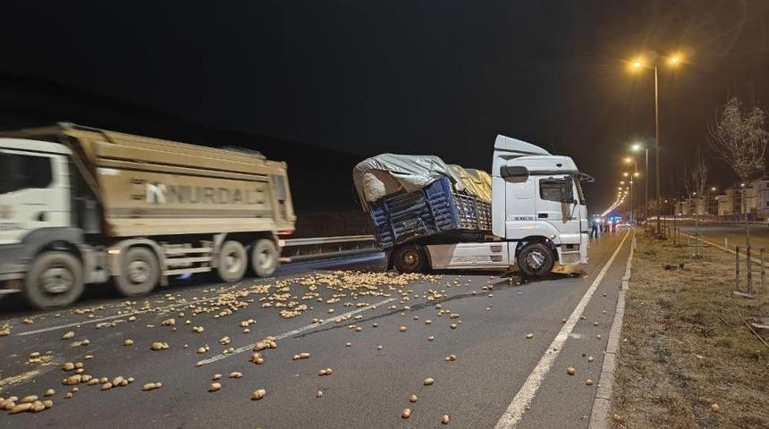 Rampa aşağı inen tır makasladı, onlarca kilo patates yola sa&ccedil;ıldı