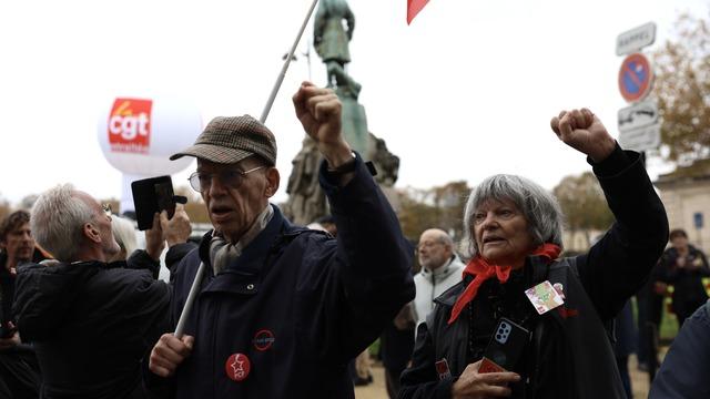 Fransa'da emekliler, yaşam koşullarının iyileştirilmesi talebiyle protesto düzenledi