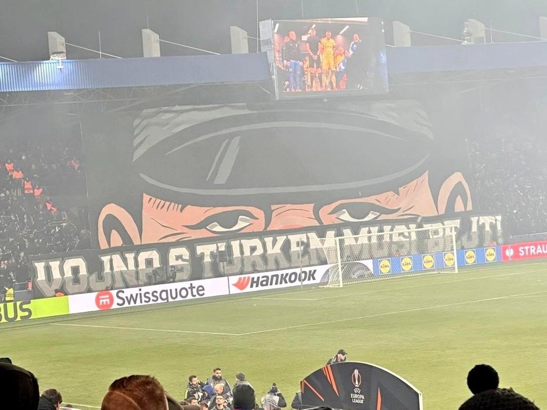 Fenerbah&ccedil;e nin UEFA Avrupa Ligi ndeki rakibi Viktoria Plzen den ma&ccedil; &ouml;ncesi tepki &ccedil;eken pankart! "T&uuml;rklerle savaş ka&ccedil;ınılmazdır" 1