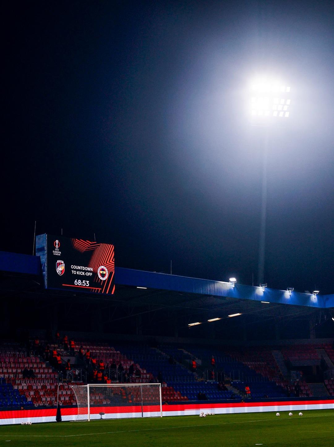 Fenerbah&ccedil;e nin UEFA Avrupa Ligi ndeki rakibi Viktoria Plzen den ma&ccedil; &ouml;ncesi tepki &ccedil;eken pankart! "T&uuml;rklerle savaş ka&ccedil;ınılmazdır" 2